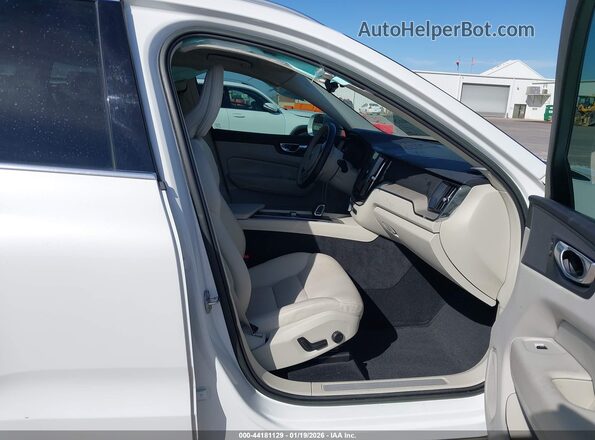 YV4L12REXP1359748 2023 VOLVO XC60 Белый Вид салона спереди