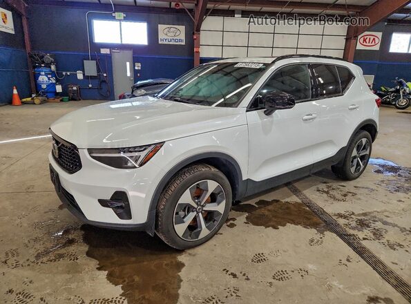 YV4L12UW6P2977806 2023 VOLVO XC40 Белый Передняя левая четверть