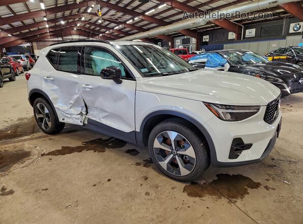 YV4L12UW6P2977806 2023 VOLVO XC40 Белый Передняя правая четверть