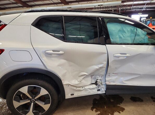 YV4L12UW6P2977806 2023 VOLVO XC40 Белый Вид задней части салона