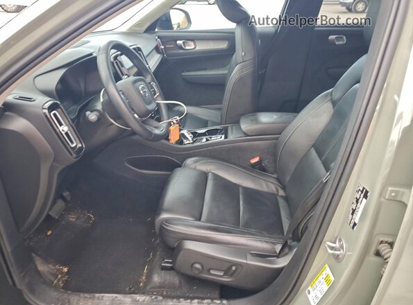 YV4L12UW8P2969092 2023 VOLVO XC40 Green Vista interior delantera