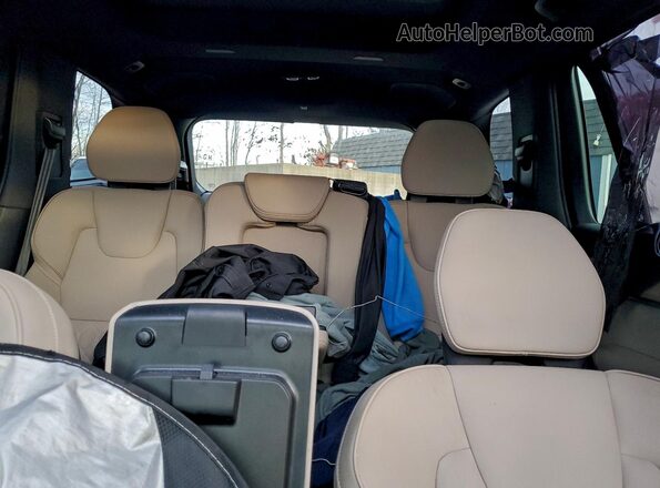 YV4M12PB5S1374258 2025 VOLVO XC90 Silver უკანა სავარძლების ხედი