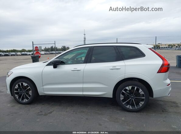 YV4M12RC0T1367614 2026 VOLVO XC60 White Widok wnętrza 360 stopni