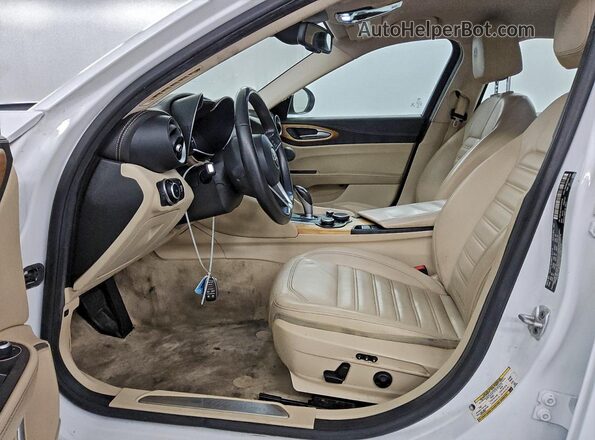 ZARFAECN2H7550790 2017 ALFA ROMEO GIULIA Белый Вид салона спереди