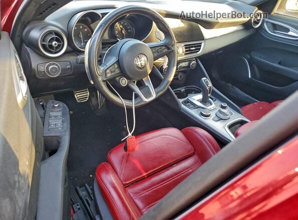 ZARFAMBN0P7671070 2023 ALFA ROMEO GIULIA Красный Вид панели приборов