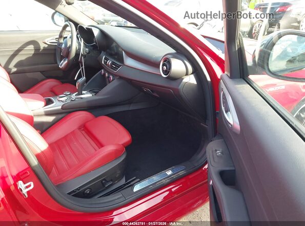 ZARFAMBN3P7676280 2023 ALFA ROMEO GIULIA Красный Вид салона спереди