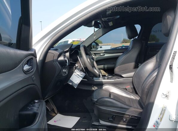 ZASPAKBN1K7C40661 2019 ALFA ROMEO STELVIO Белый Вид салона спереди