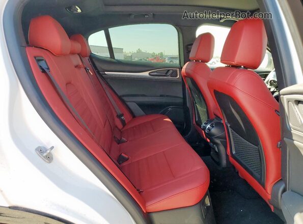 ZASPAKBN7R7D78439 2024 ALFA ROMEO STELVIO White Widok wnętrza z tyłu