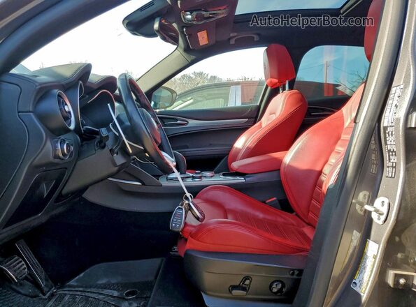 ZASPAKBNXN7D48216 2022 ALFA ROMEO STELVIO Серый Вид салона спереди