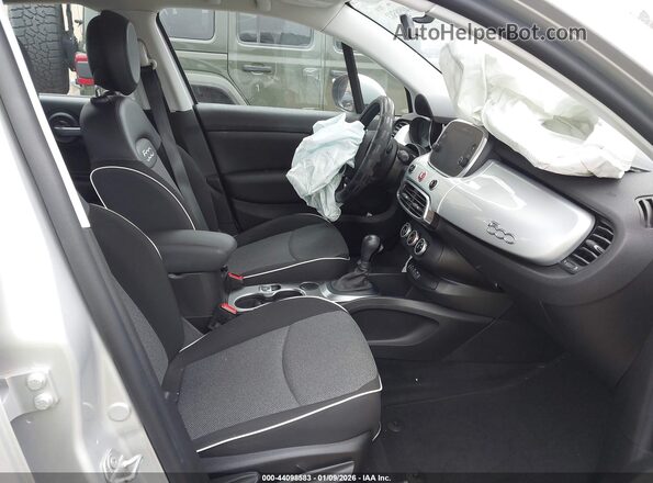 ZFBCFXAB9JP715682 2018 FIAT 500X Серебряный Вид салона спереди