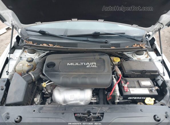 1C3CCCAB3HN500601 2017 CHRYSLER 200 Белый Вид сзади