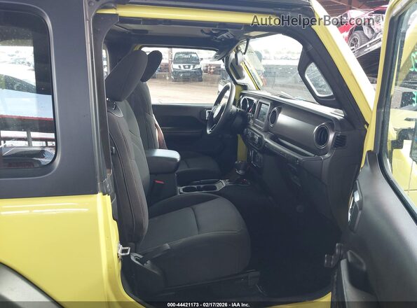 1C4GJXANXPW634017 2023 JEEP WRANGLER Желтый Вид салона спереди