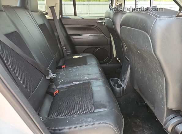 1C4NJCEA1GD620297 2016 JEEP COMPASS Белый Вид задней части салона