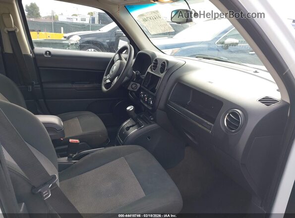 1C4NJPBA7HD125082 2017 JEEP PATRIOT Белый Вид салона спереди