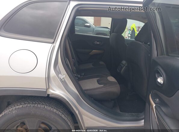 1C4PJLAB5HW623961 2017 JEEP CHEROKEE Gray Widok naklejki z numerem VIN
