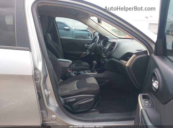 1C4PJLAB5HW623961 2017 JEEP CHEROKEE Gray Widok wnętrza z przodu
