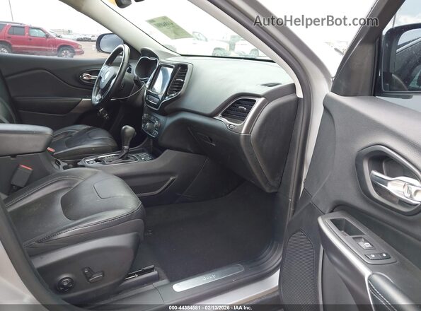 1C4PJLDB0KD403044 2019 JEEP CHEROKEE Серебряный Вид салона спереди