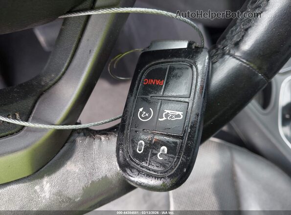 1C4PJLDB0KD403044 2019 JEEP CHEROKEE Серебряный Вид панели приборов