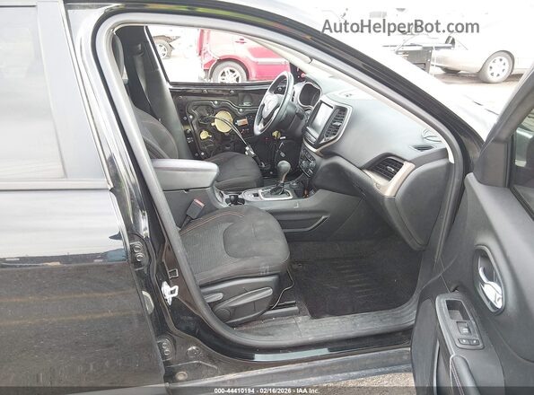 1C4PJMCS7HW546304 2017 JEEP CHEROKEE Черный Вид салона спереди
