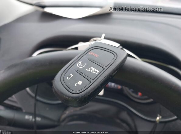 1C4PJMDN8KD208938 2019 JEEP CHEROKEE Silver Widok deski rozdzielczej