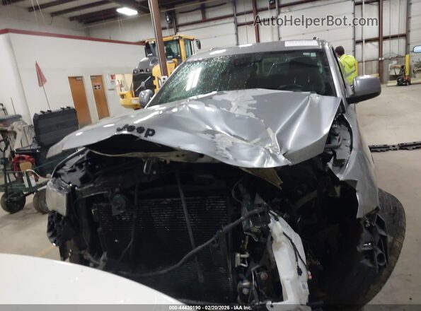 1C4RJFAG2JC376394 2018 JEEP GRAND CHEROKEE Silver Widok wnętrza z tyłu