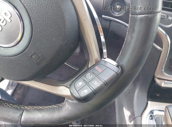 1C4RJFBG1HC852076 2017 JEEP GRAND CHEROKEE Белый Вид панели приборов