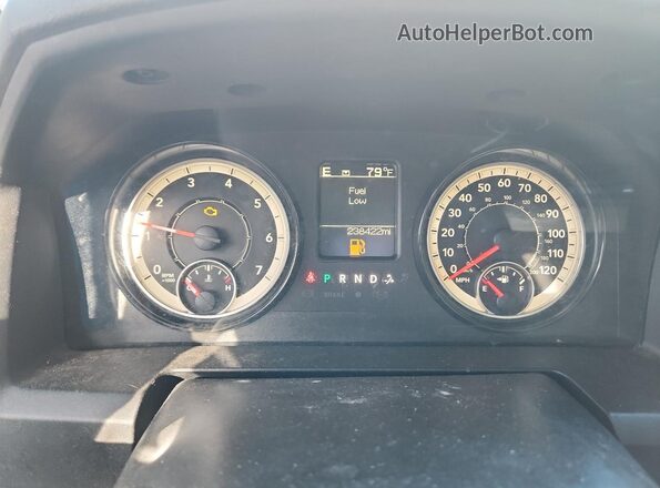 1C6RR6TT4KS682644 2019 RAM 1500 White Widok zestawu wskaźników