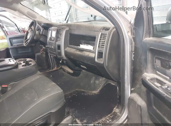 1C6RR7FG2NS199517 2022 RAM 1500 CLASSIC Серебряный Вид салона спереди