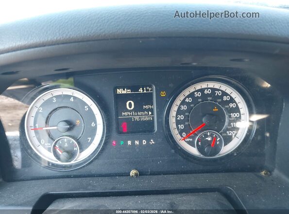 1C6RR7GG0HS736517 2017 RAM 1500 Серебряный Вид задних сидений