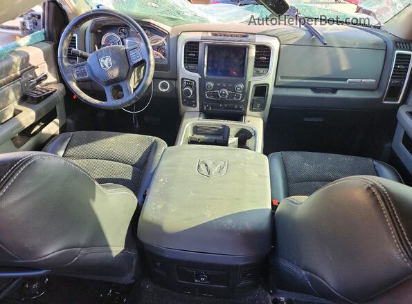 1C6RR7LT1JS116431 2018 RAM 1500 Burgundy Widok deski rozdzielczej