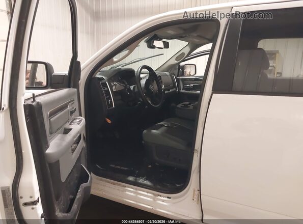 1C6RR7LT2JS258366 2018 RAM 1500 White წინა სალონის ხედი