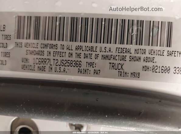 1C6RR7LT2JS258366 2018 RAM 1500 White ძრავის განყოფილების ხედი