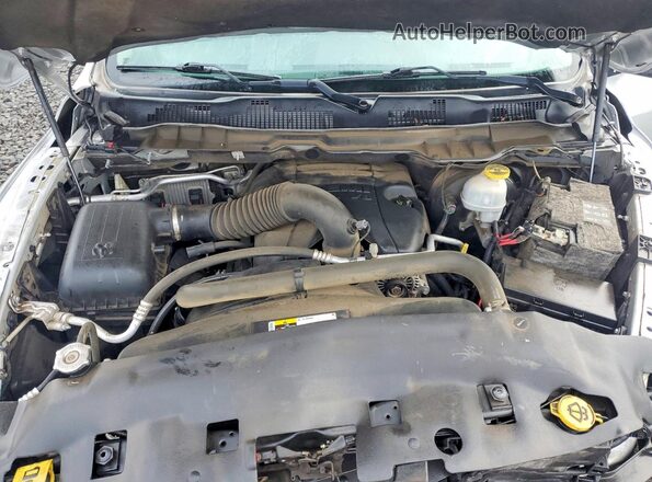 1C6RR7TT8HS852986 2017 RAM 1500 Серебряный Вид задней части салона