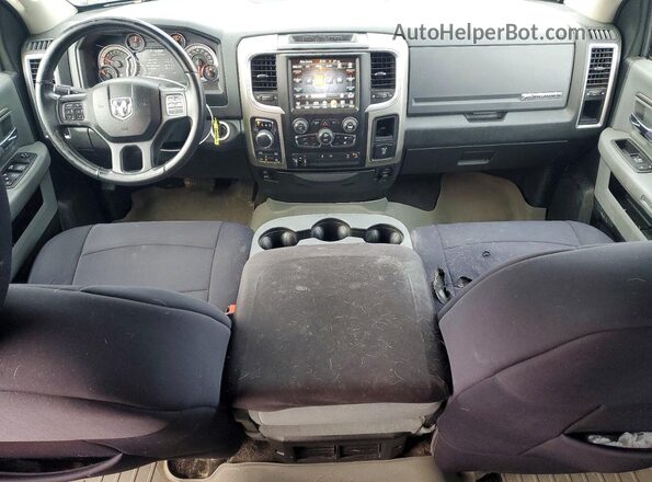 1C6RR7TT8HS852986 2017 RAM 1500 Серебряный Вид панели приборов
