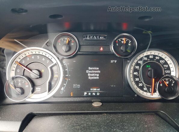 1C6RR7TT8HS852986 2017 RAM 1500 Серебряный Вид щитка приборов