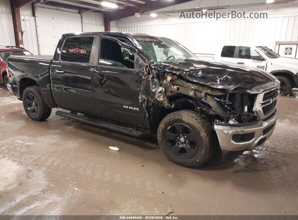 1C6RRFFG2KN722944 2019 RAM 1500 Черный Передняя правая четверть