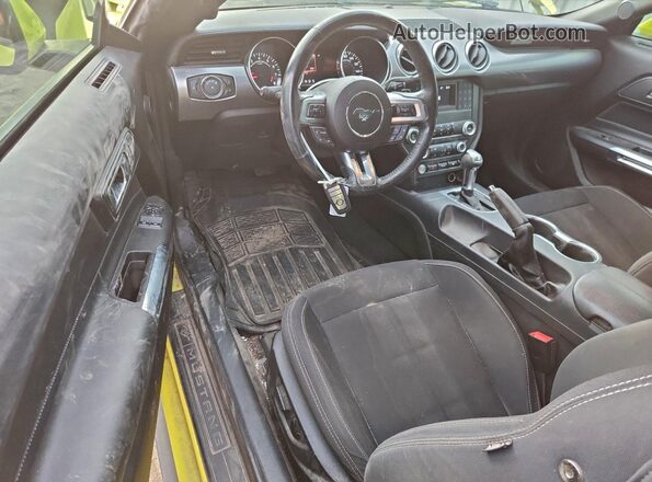 1FA6P8CF3M5113105 2021 FORD MUSTANG Желтый Вид панели приборов