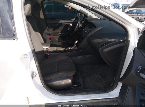 1FADP3F2XHL218888 2017 FORD FOCUS Белый Вид салона спереди
