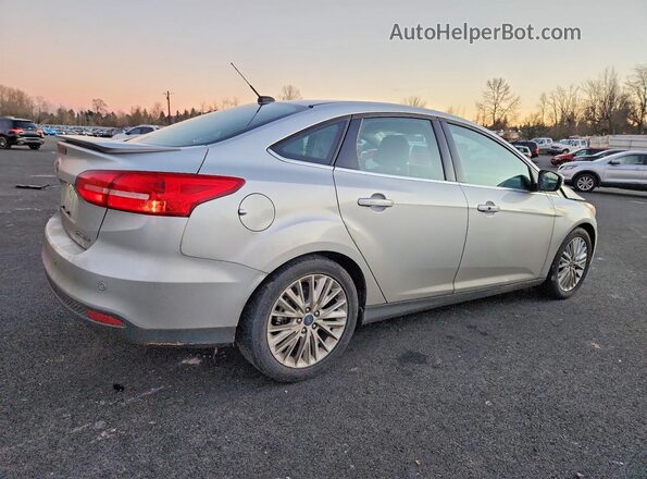 1FADP3J28JL247660 2018 FORD FOCUS Серебряный Задняя правая четверть