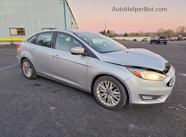 1FADP3J28JL247660 2018 FORD FOCUS Серебряный Передняя правая четверть