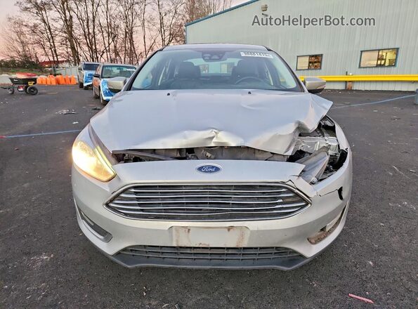 1FADP3J28JL247660 2018 FORD FOCUS Серебряный Вид спереди