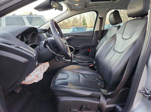 1FADP3J28JL247660 2018 FORD FOCUS Серебряный Вид салона спереди