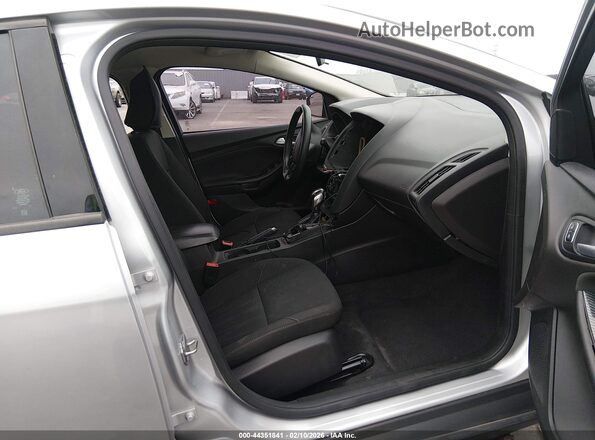 1FADP3K22GL268849 2016 FORD FOCUS Серебряный Вид салона спереди