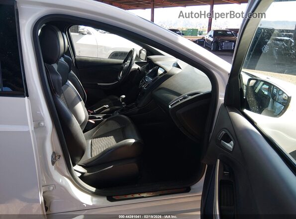 1FADP3L94JL230686 2018 FORD FOCUS ST Белый Вид салона спереди