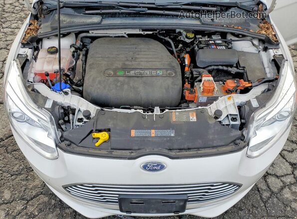 1FADP3R49HL314735 2017 FORD FOCUS White Вид задньої частини салону