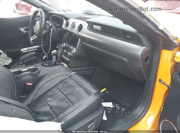1FATP8UH2J5156381 2018 FORD MUSTANG Оранжевый Вид салона спереди