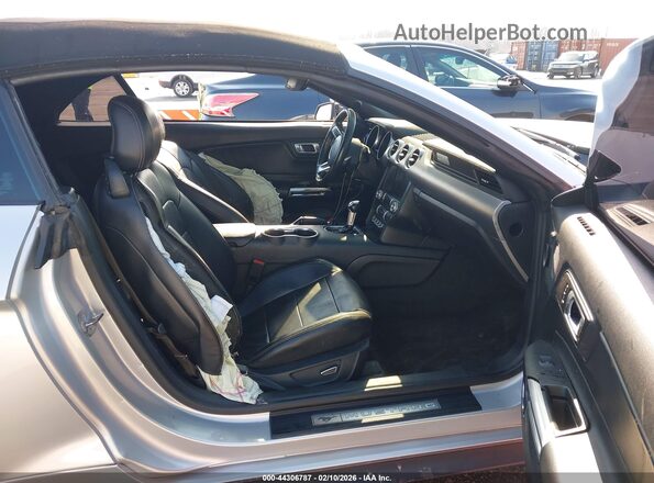 1FATP8UH8J5124065 2018 FORD MUSTANG Серебряный Вид салона спереди