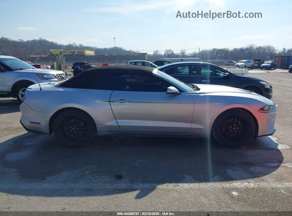 1FATP8UH8J5124065 2018 FORD MUSTANG Серебряный Вид задней части салона