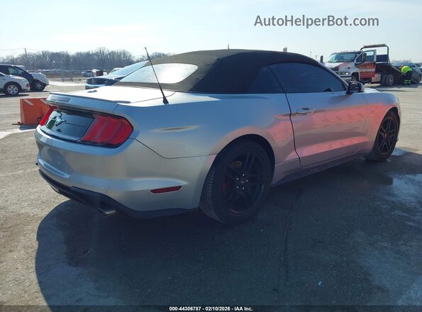 1FATP8UH8J5124065 2018 FORD MUSTANG Серебряный Задняя правая четверть
