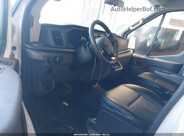 1FBAX2C84NKA54625 2022 FORD PASSENGER Белый Вид салона спереди